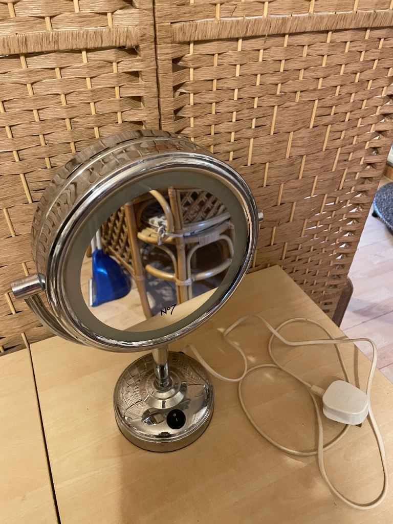 No 7 Plug in Light Up Mirror 