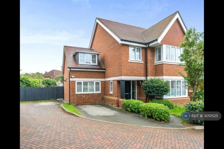 4 bedroom house in Swallowtail Grove, Camberley, GU16 (4 bed) (#3051525)