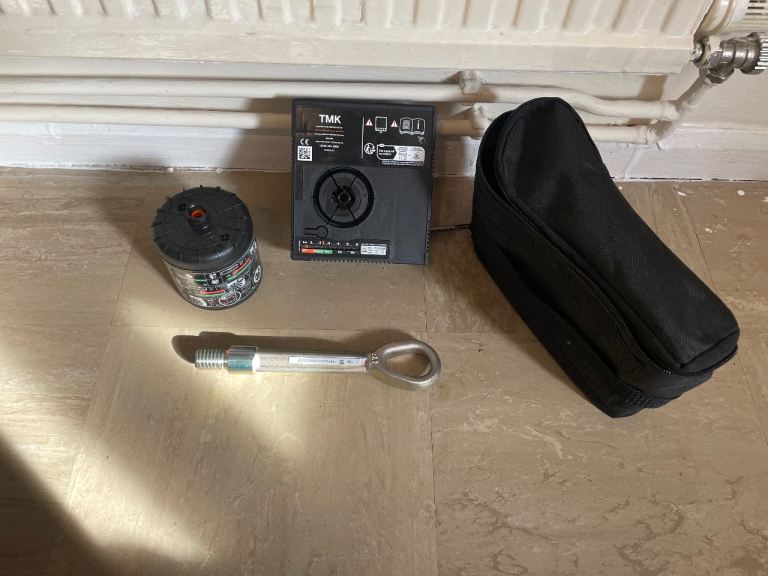 BMW CAR PUMP AND TIRE SEALABT AND TOW BAR 