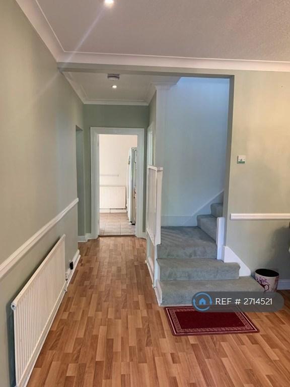 5 bedroom house in Noak Hill Road, Romford, RM3 (5 bed) (#2714521)