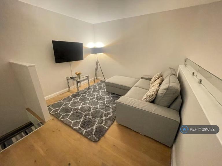 1 bedroom flat in Mcdonald Road, Edinburgh, EH7 (1 bed) (#2916172)