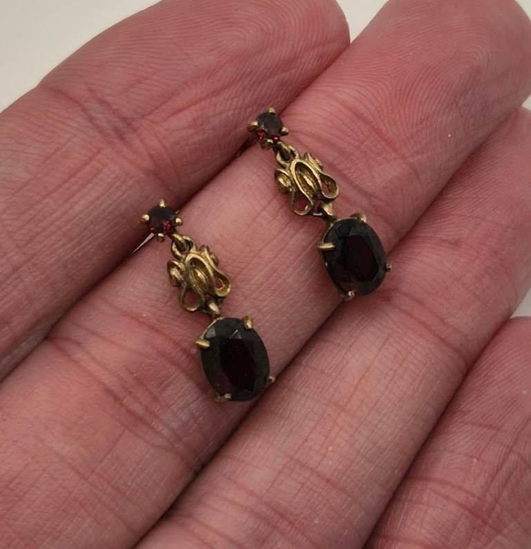 Vintage 9ct yellow gold and garnet drop earrings