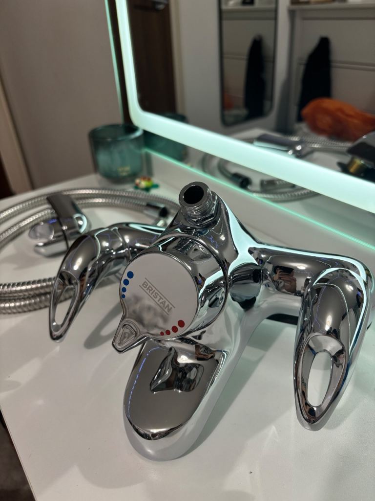 Java bath filler and thermostatic shower