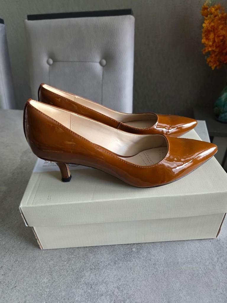 CLARKS NARRATIVE KITTEN HEEL COURT SHOE SIZE 3
