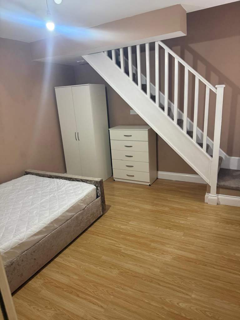 Fantastic fully self contained en -suite room to rent in Sweetbriar road LE3 1AP