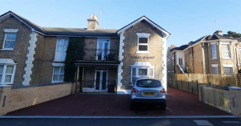 Modern One Bed Ground floor garden Flat near the Lansdowne Bournemouth Uni campus