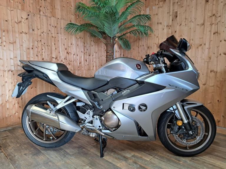 HONDA VFR800 F-H - 2019 - 2 OWNERS - ONLY 2522 MILES! 