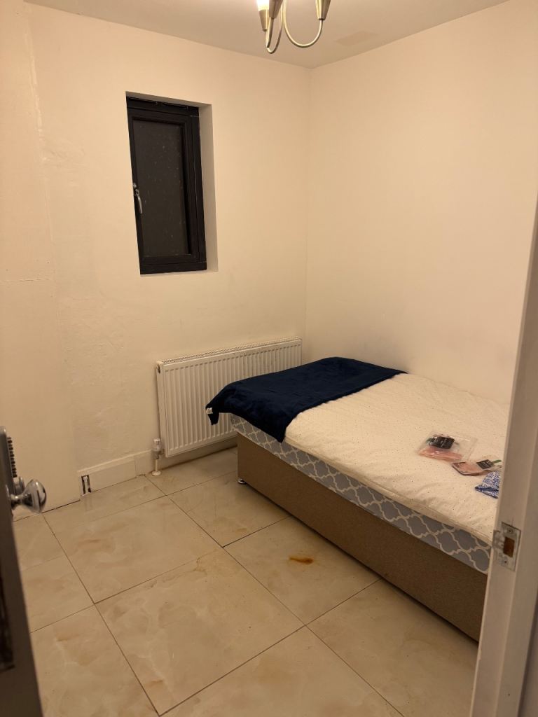 lovely single room available now no deposit 