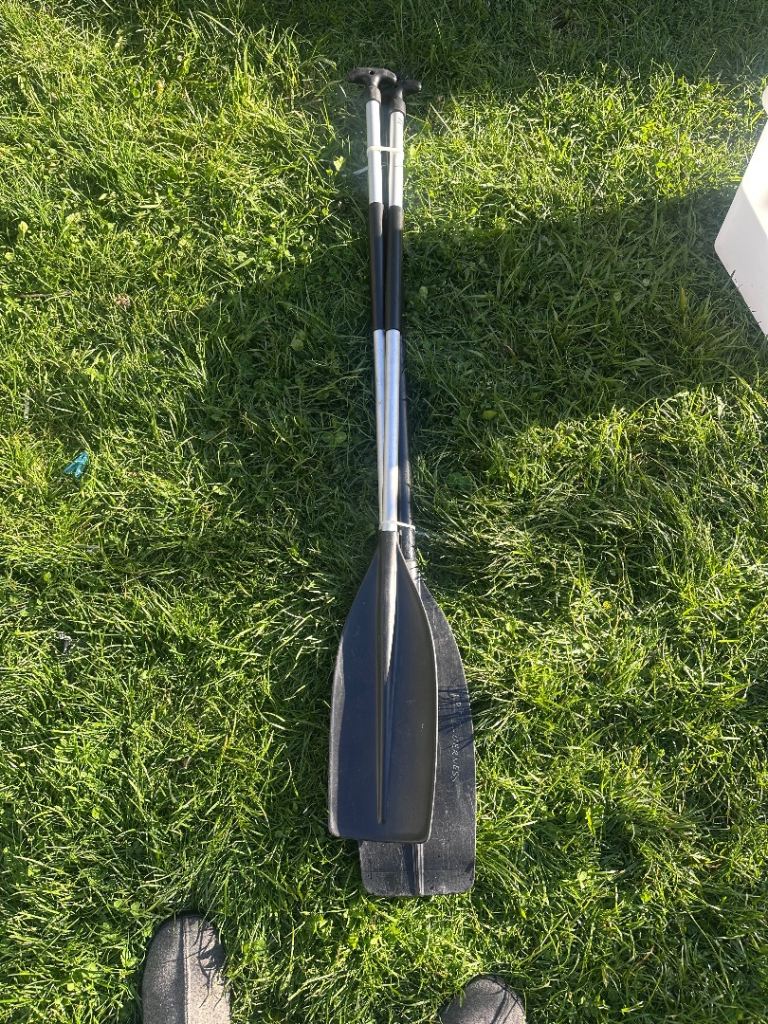 1 Single canoe paddle (Great Condition)