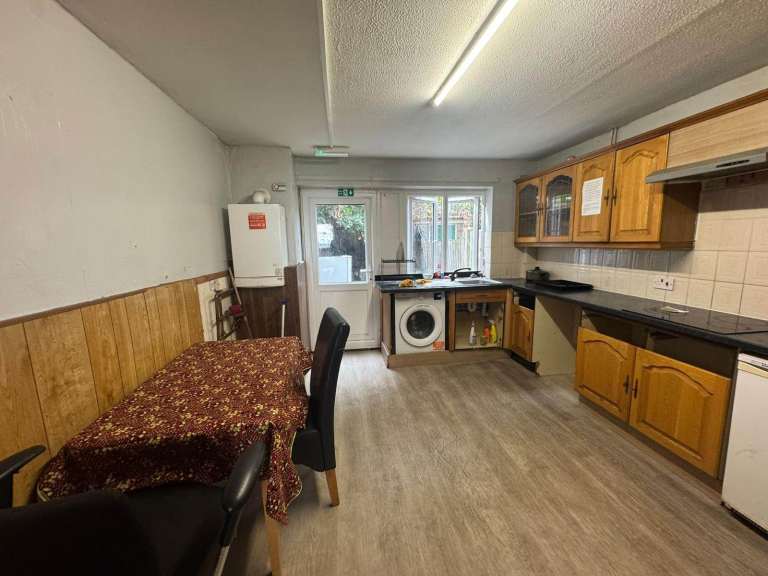 ROOM FOR RENT IN STRATFORD TOWER HAMLETS ROAD, E79BZ