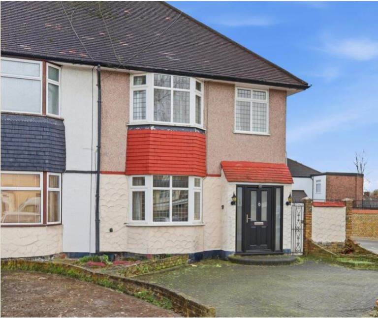 3-Bed Property For Rent - Ilford IG5