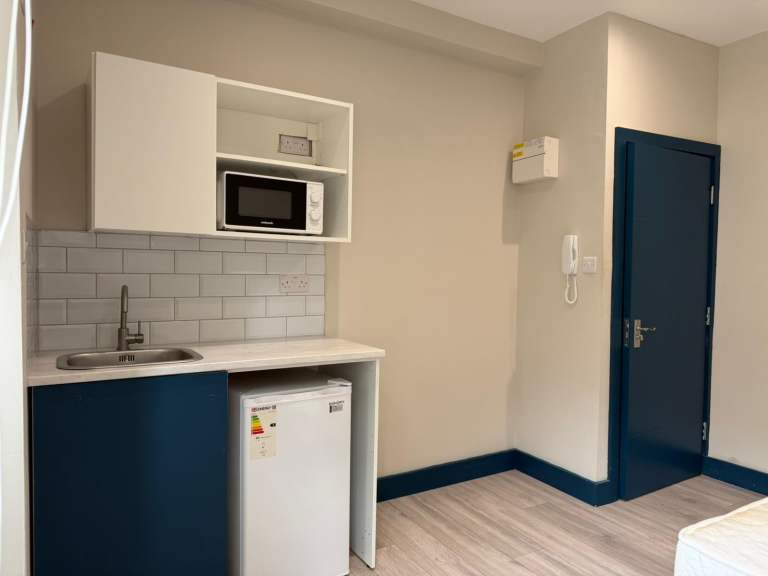 Self-contained studio flat in Lewisham - DSS Considered