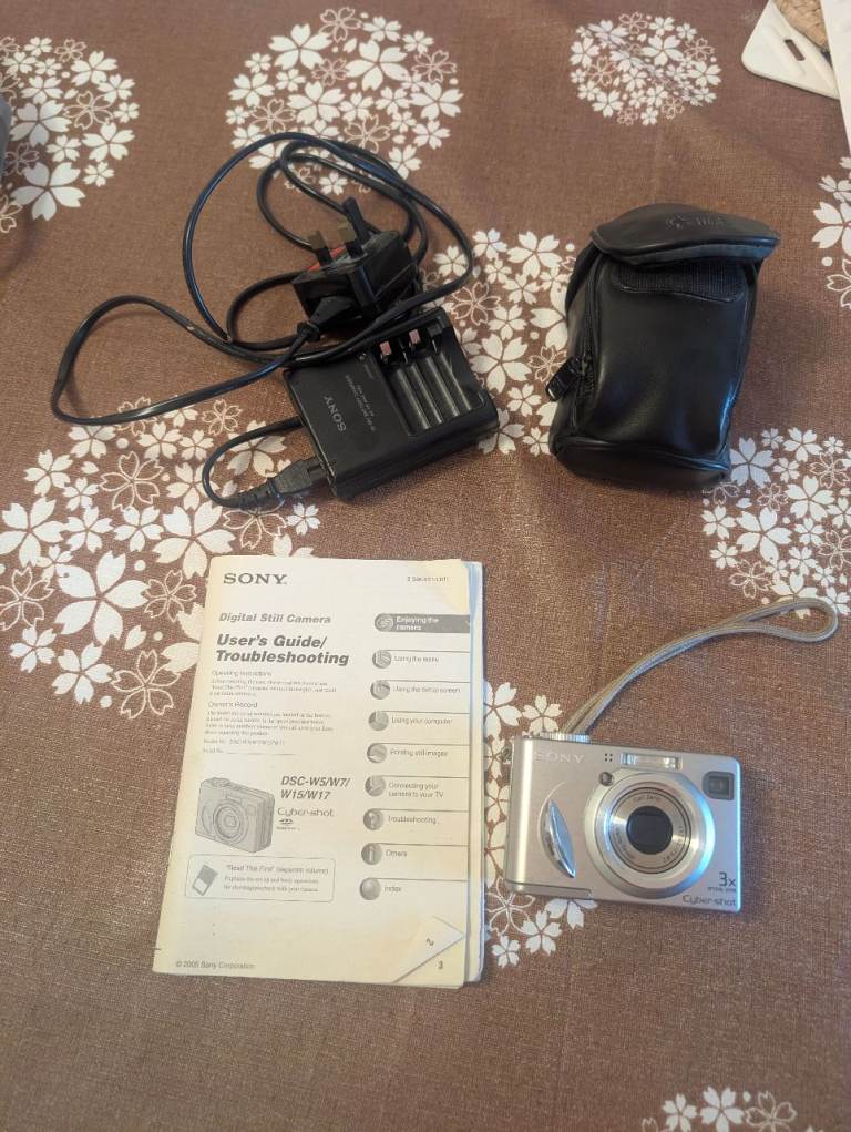 Cybershot DSC-W5 Point & Shoot Digital Camera £5