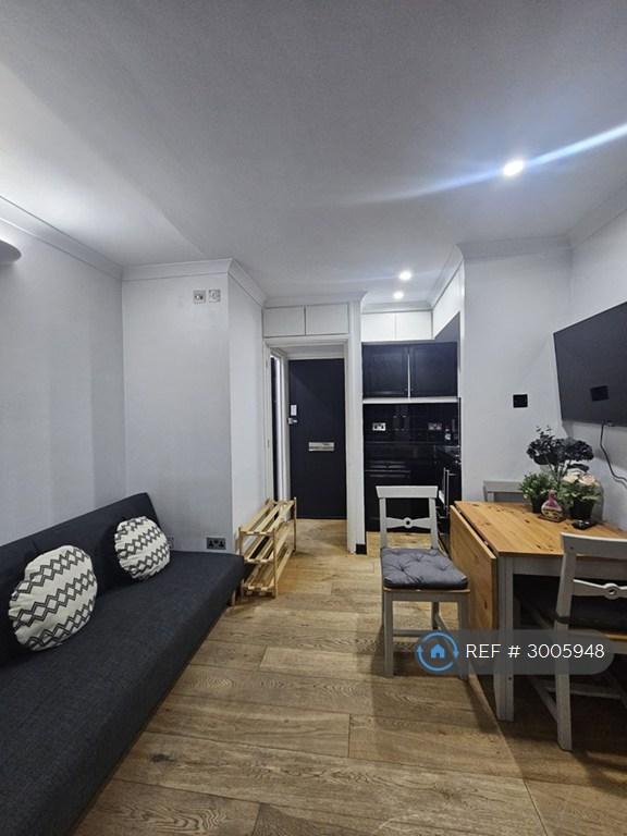 1 bedroom flat in Montrose Court, London, SW7 (1 bed) (#3005948)