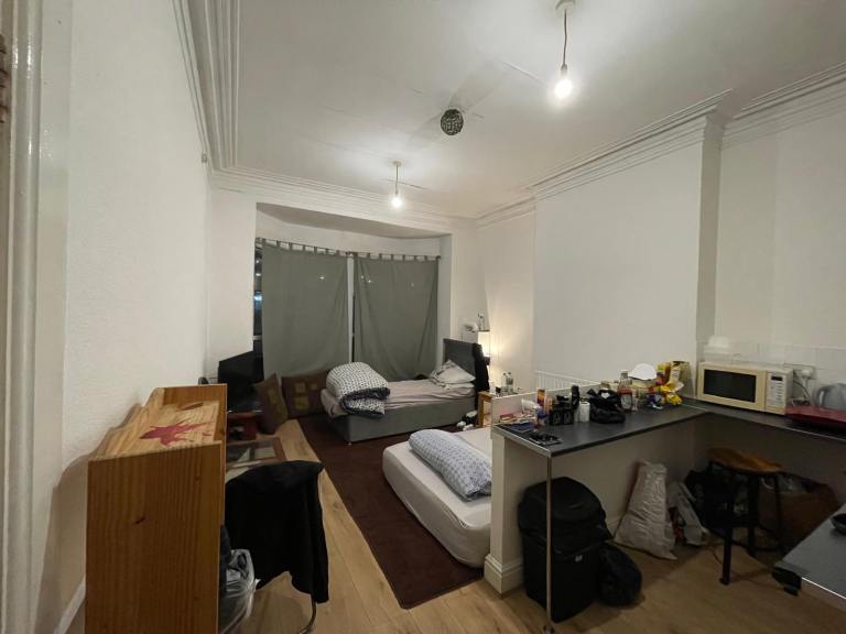 One bed flat available now city center newport