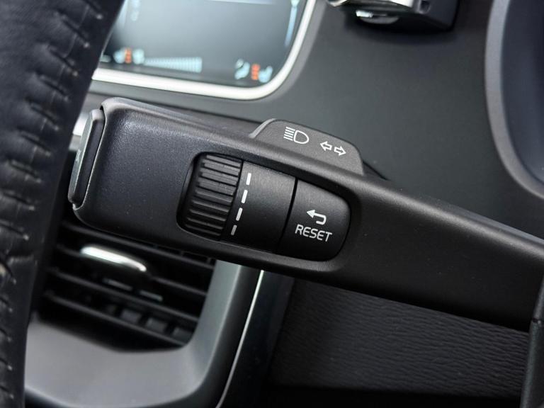 2016 Volvo V40 D2 [120] Momentum Nav Plus 5dr Geartronic HATCHBACK DIESEL Automatic