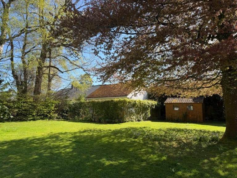 Delightful, fully furnished, detached studio in beautiful location.