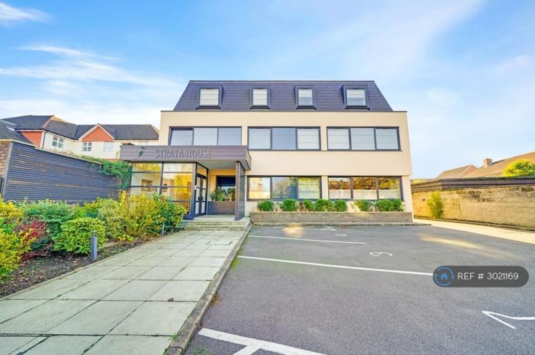 1 bedroom flat in Batavia Road, Sunbury-On-Thames, TW16 (1 bed) (#3021169)