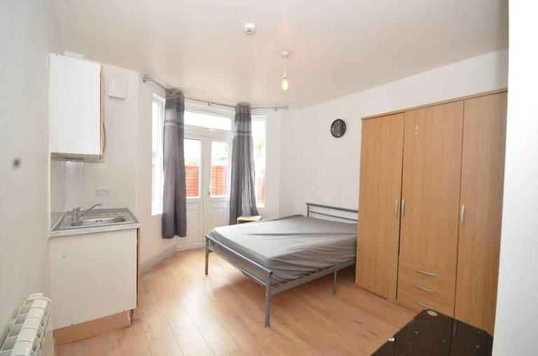 Large ensuite room in the heart of Catford £1000 pcm Available Now