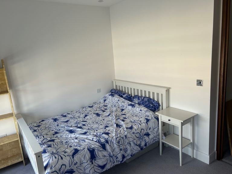Bright double room - Great transport links