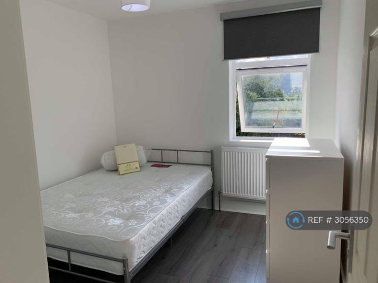 1 bedroom in Olive St, Romford, RM7 (#3056350)
