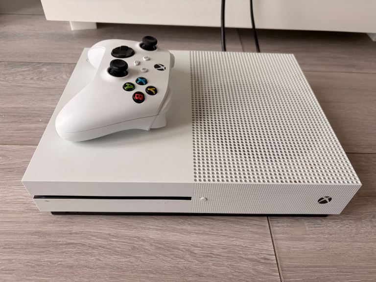Xbox One S Console with Controller – White, Good Condition