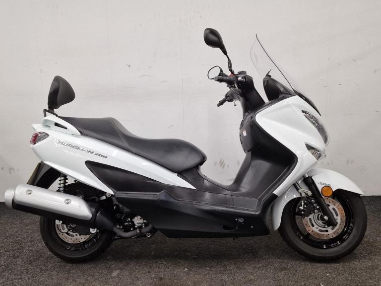 SUZUKI BURGMAN 200 ** VERY LOW MILEAGE - SISSY BAR **