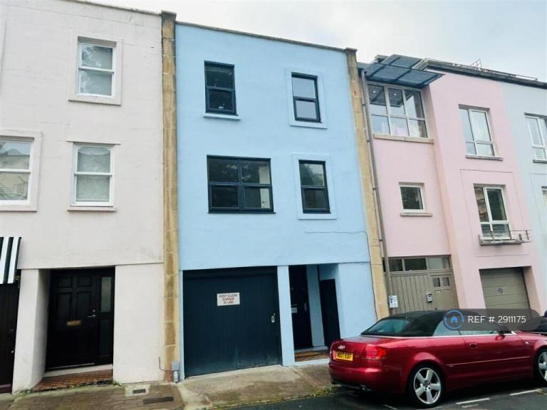 4 bedroom house in Princess Victoria Street, Bristol, BS8 (4 bed) (#2911175)