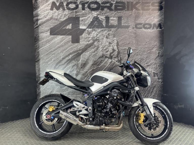 TRIUMPH STREET TRIPLE 675 R 2011