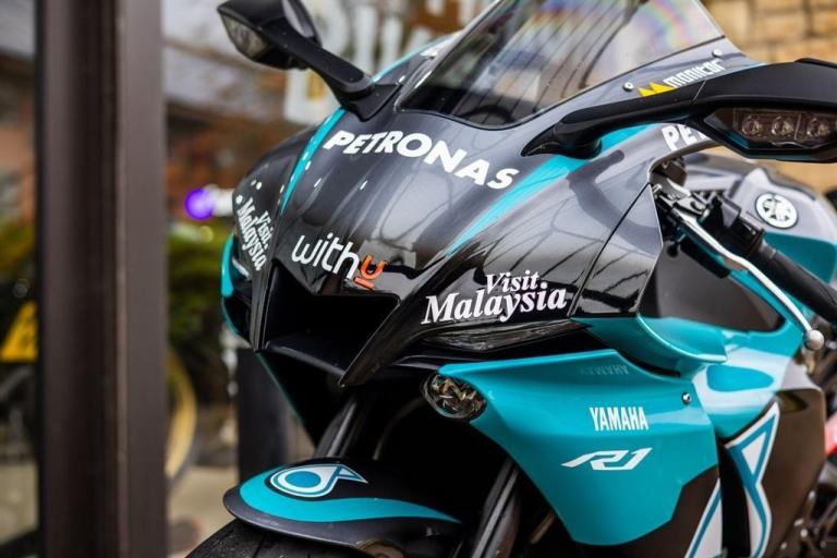 Yamaha R1 PETRONAS PAINT ! AKRO ! STUNNING