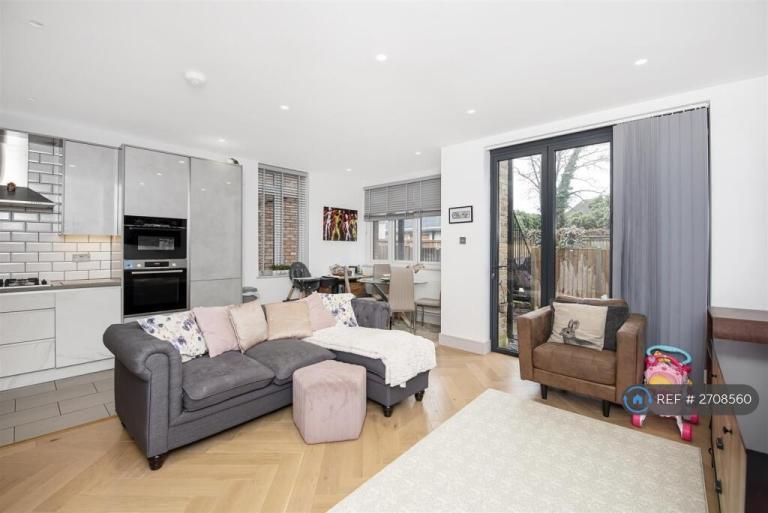 3 bedroom flat in Kerrison Road, London, W5 (3 bed) (#2708560)