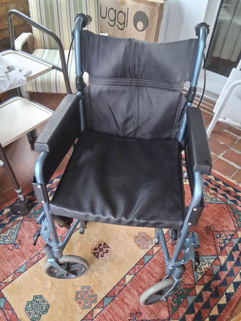 Lightweight wheelchair 