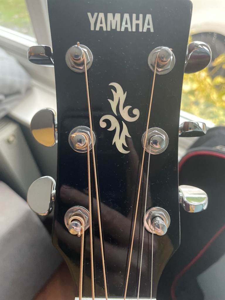 YAMAHA APX500II electro-acoustic guitar with case