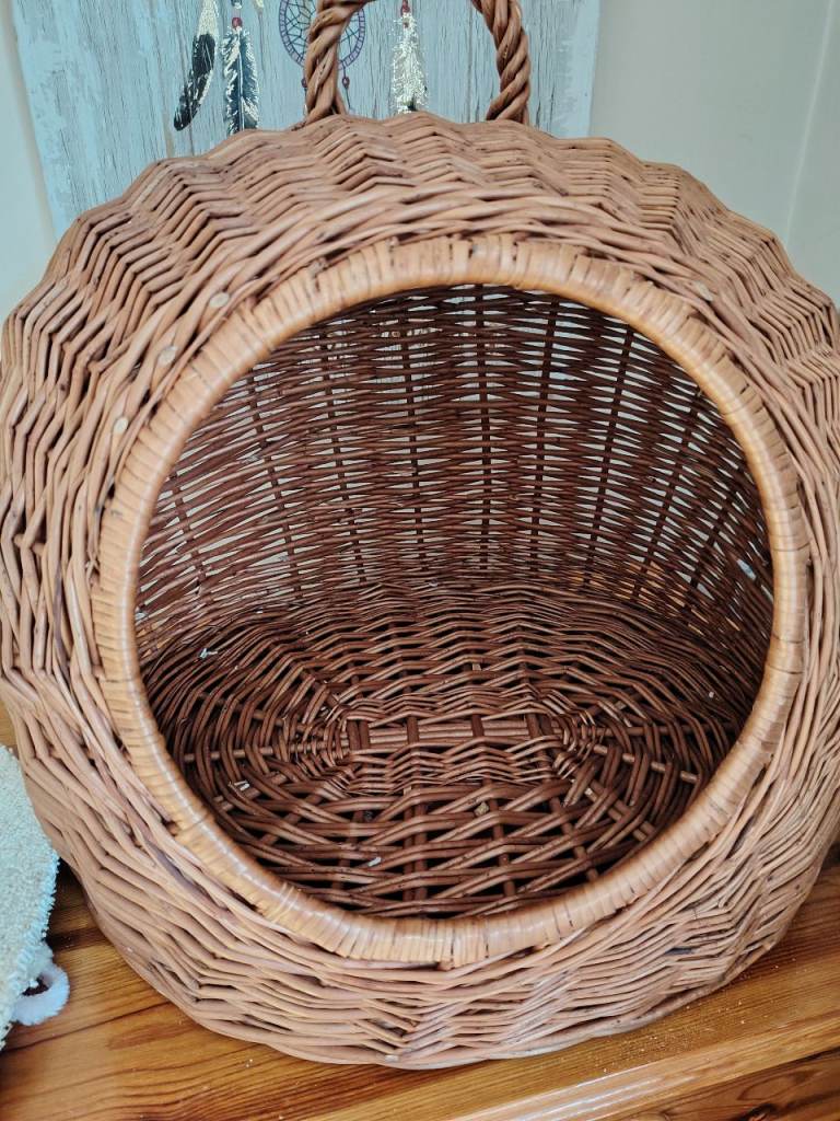 Wicker cat bed