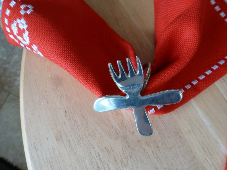 Set Of 4 Vintage Napkin Rings in Knife & Fork Design. 