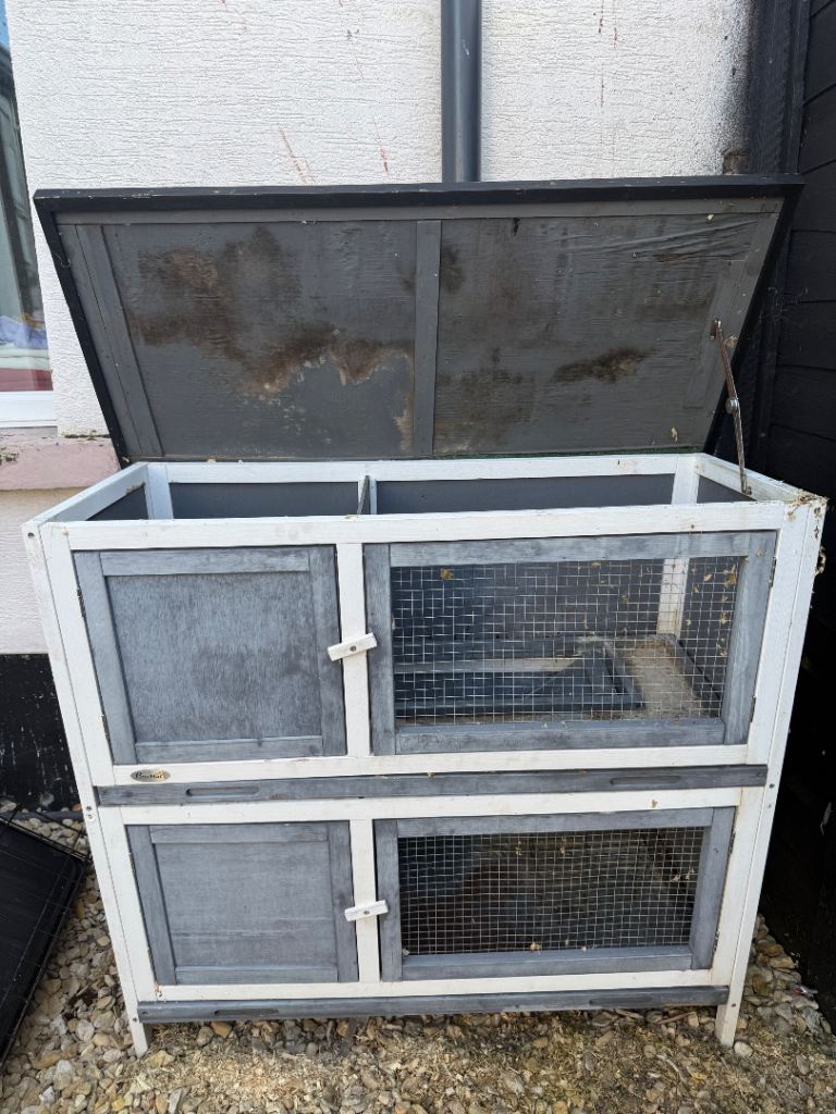 Small animal hutch 