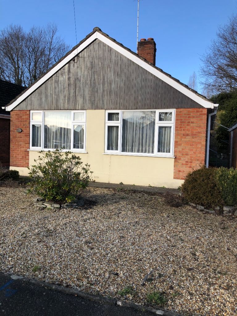 Lovely sunny double room available in friendly detached bungalow
