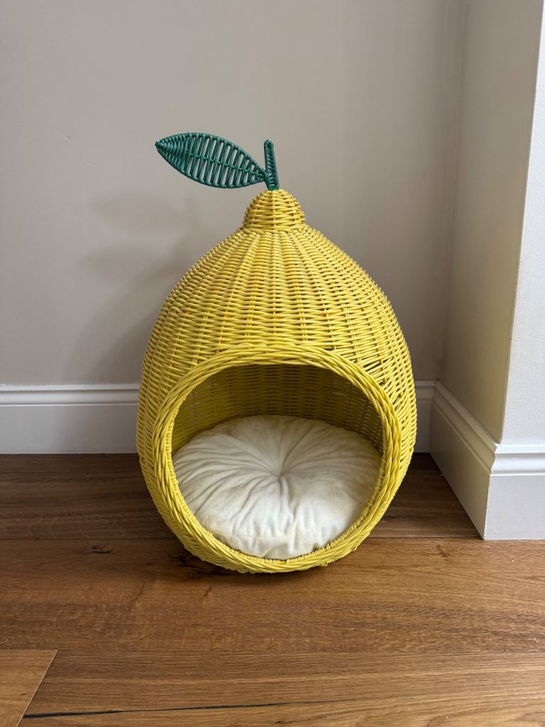 Lemon shaped pet bed