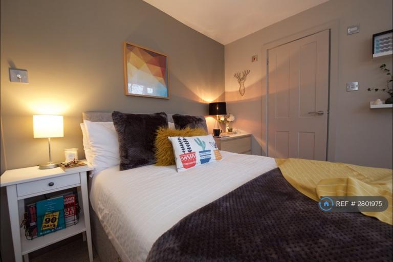 1 bedroom in Essex Close, Addlestone, KT15 (#2801975)