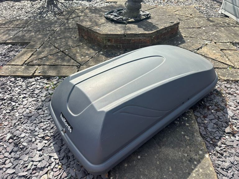 Halfords roof box 310L with key and fittings £50