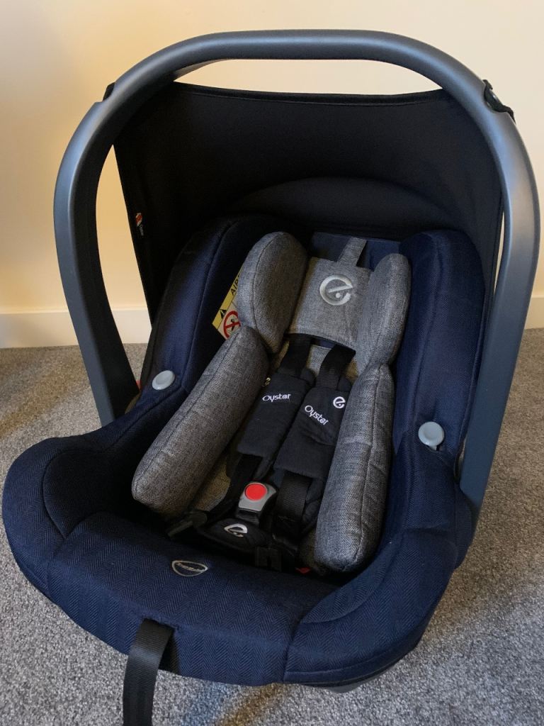 Oyster 3 travel system with isofix base