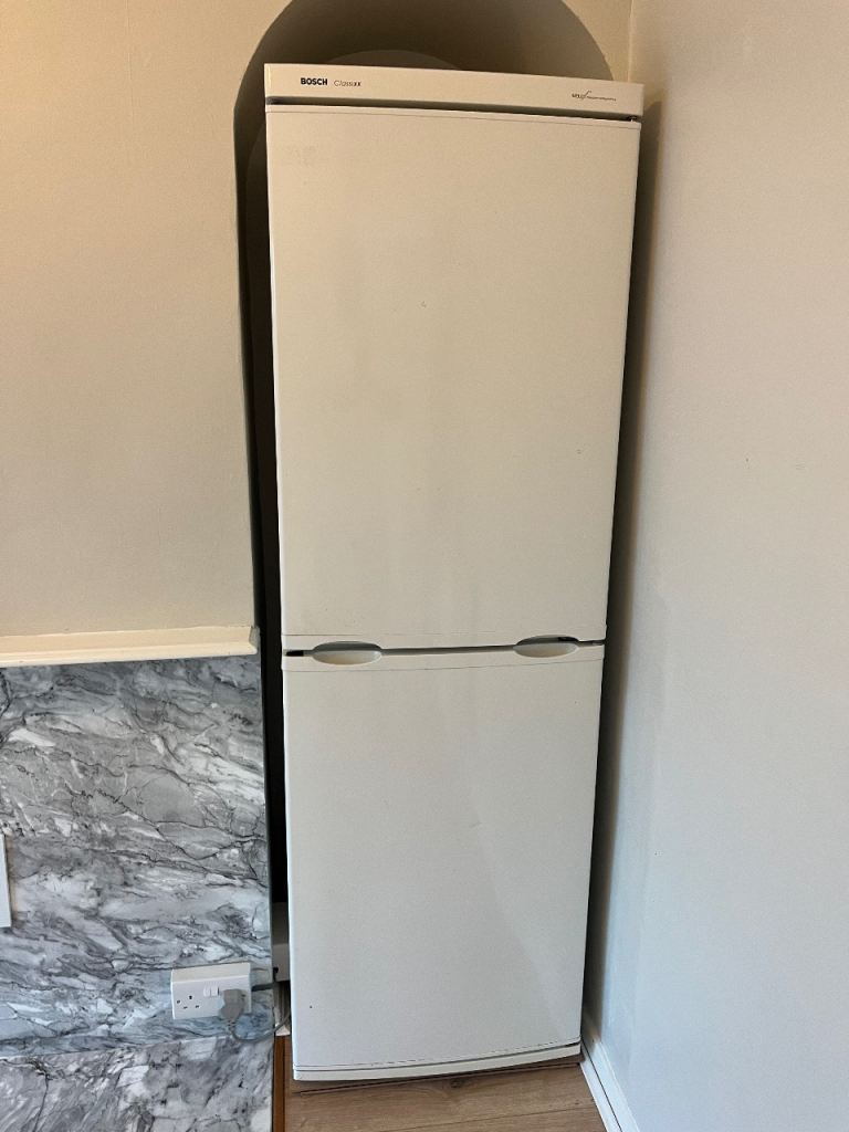 Bosch Classixx Freestanding Fridge Freezer – White, Good Condition