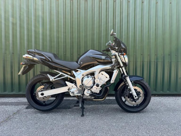 Yamaha FZ6 Fazer 2004 Black Lovely Bike 3 Owners 7500 Miles Twin Akrapovic Pipes