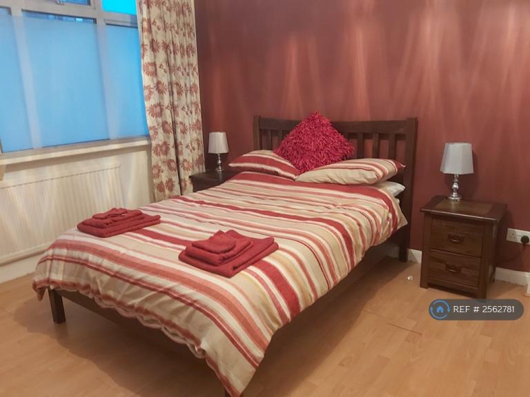 1 bedroom in Hook Rise North, Surbiton, KT6 (#2562781)