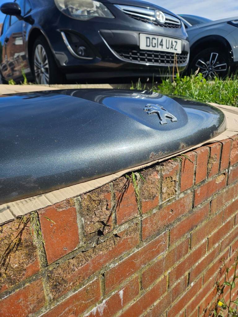 Peugeit 208 bonnet