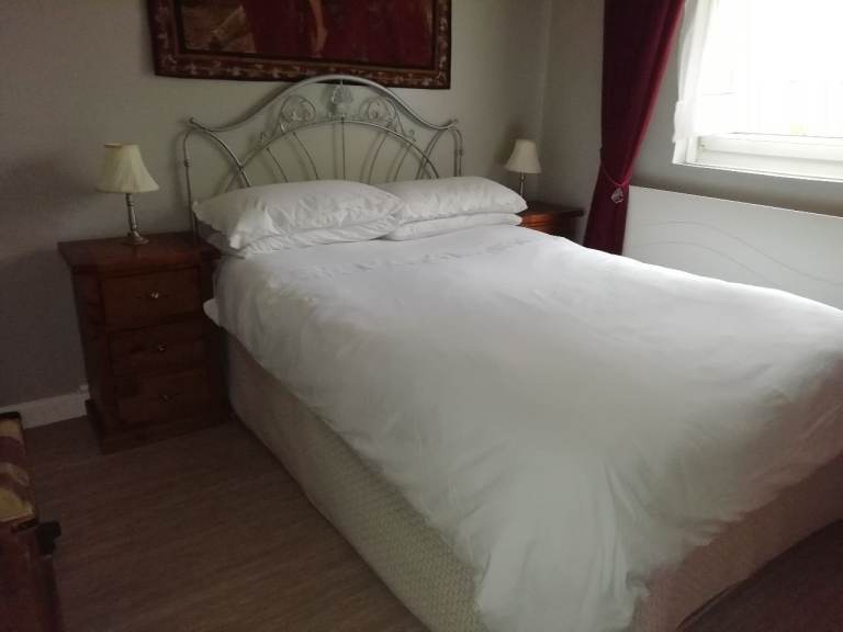 Double room available for 1 female - £950  pm- W11 - No deposit.