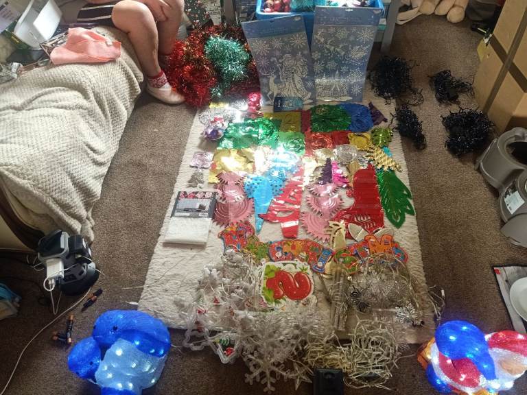 Job lot of ceiling wall window decorations + 100s of lights all working– Good Condition