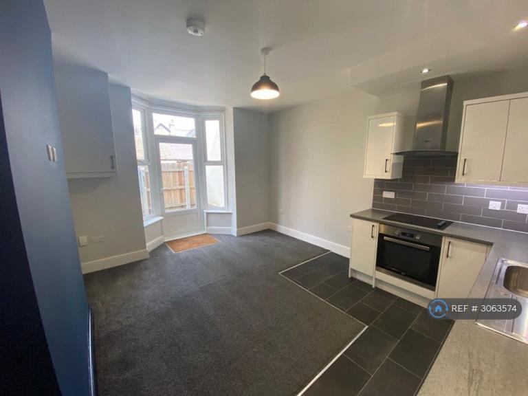 2 bedroom flat in Hamilton Road, Lincoln, LN5 (2 bed) (#3063574)