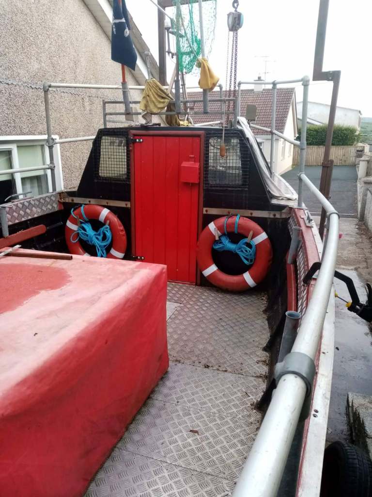 29ft Fishing Boat with Red Trim – Ready to Go