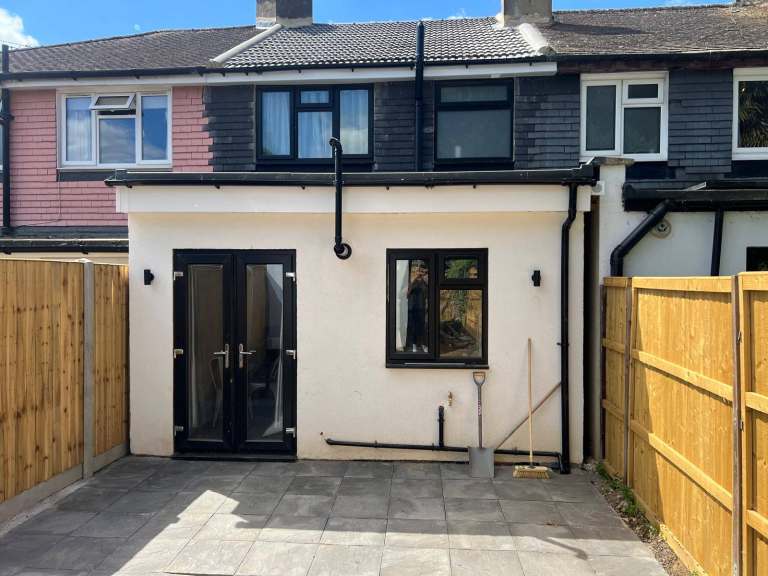 Spacious and Cosy 3 Bed House for Rent – KT5 9RF